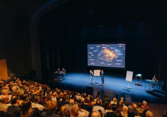 Makelaars die kijken naar de illusionist
