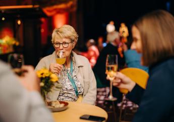 Vrouw drinkt een drankje uit een glas