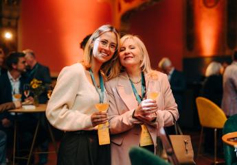 2 vrouwen drinken samen een glaasje
